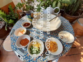 Free 1 set breakfast if book 48h before check in time1 No dog pls No breakfast on Sunday 10min taxi Airport train 2min walk 7-11